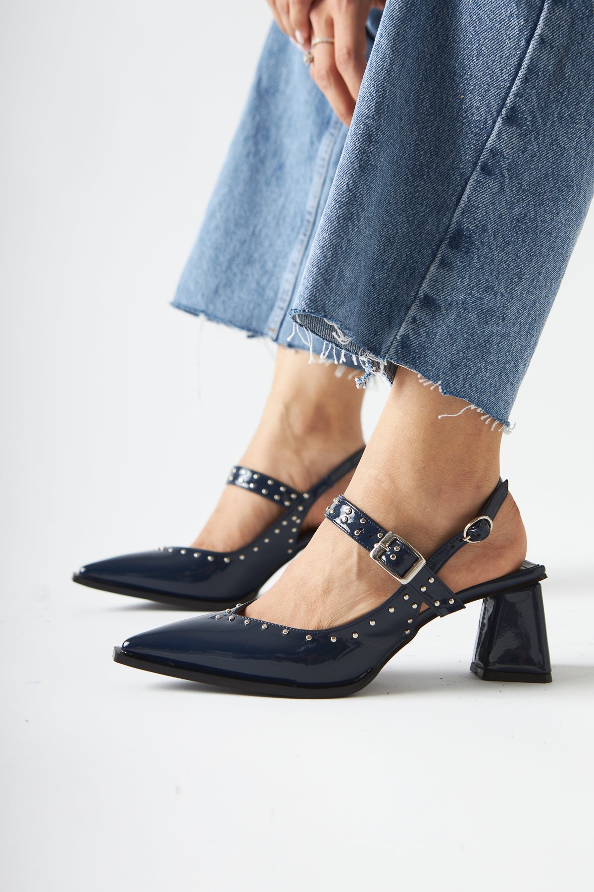 Nuria Marineblaues Lackleder Spitze Zehenriemen Sandalen für Frauen