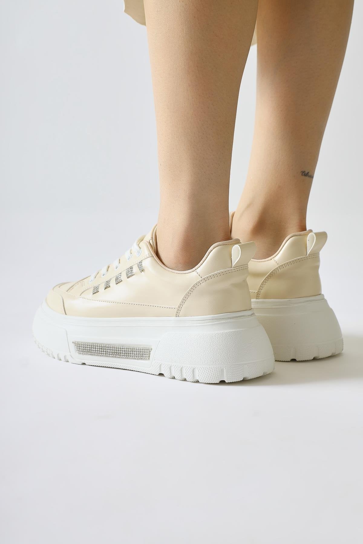 Tram Bej Kalın Tabanlı Taş Detaylı Bağcıklı Sneakers