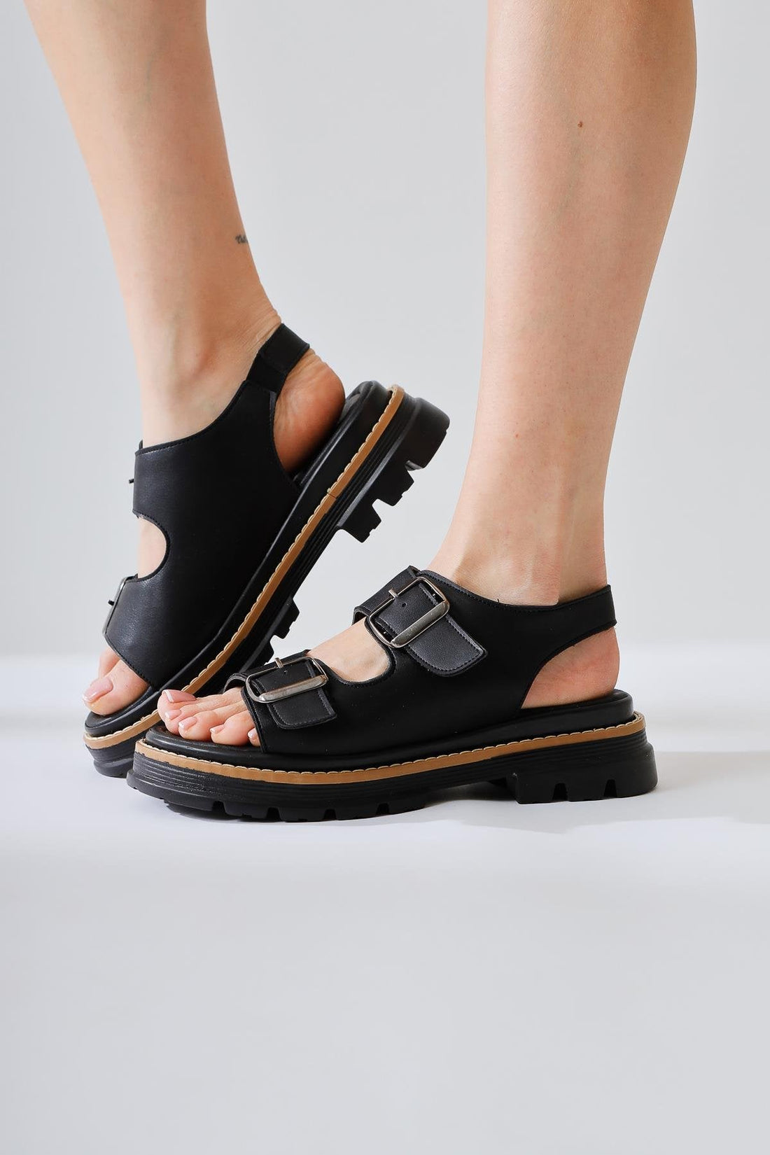 Ninia Schwarze Sandalen mit breitem Riemen