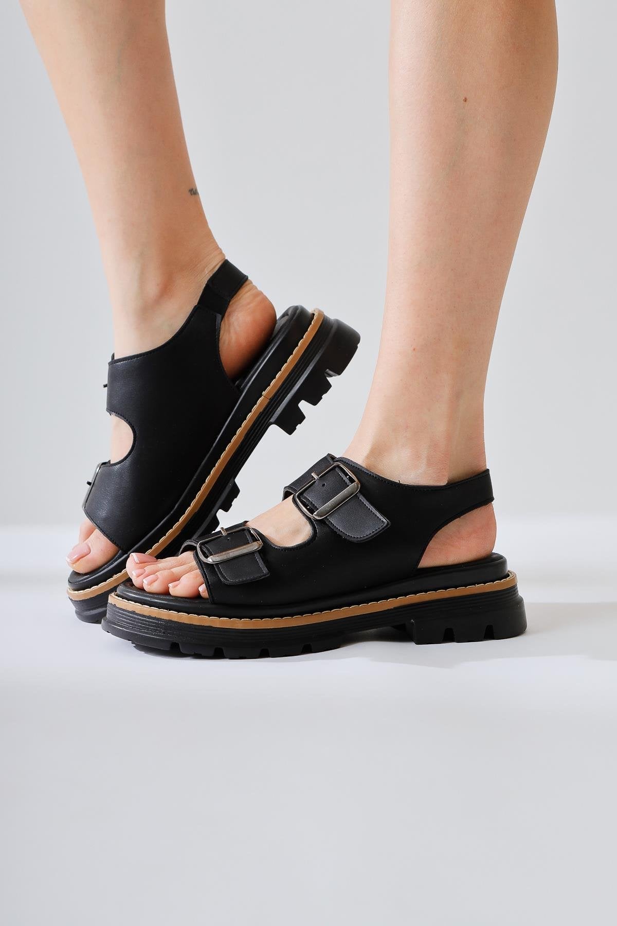 Ninia Schwarze Sandalen mit breitem Riemen