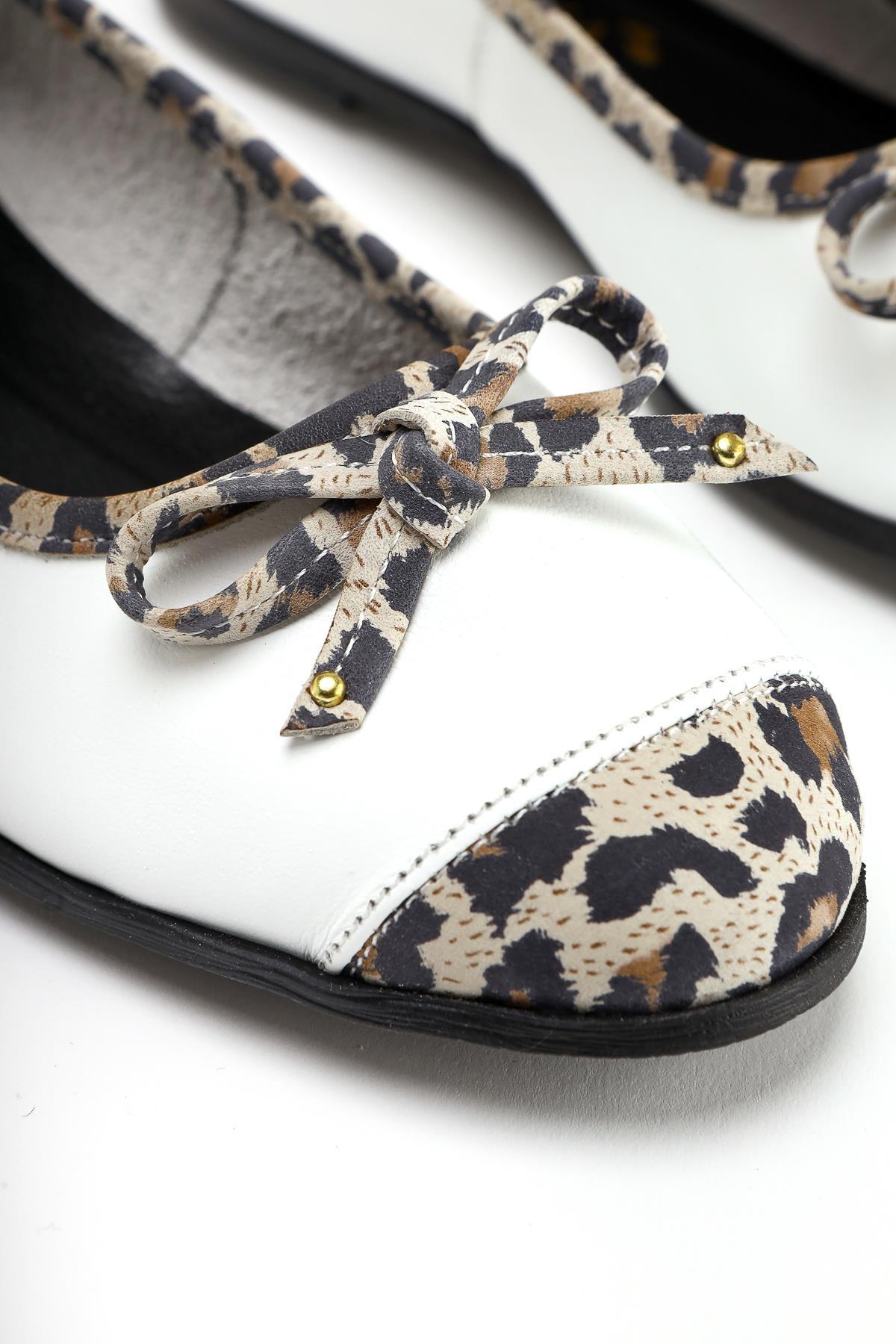 Alfreda Echtes Leder Weiße Ballerinas mit Leopardendetail und Schleife
