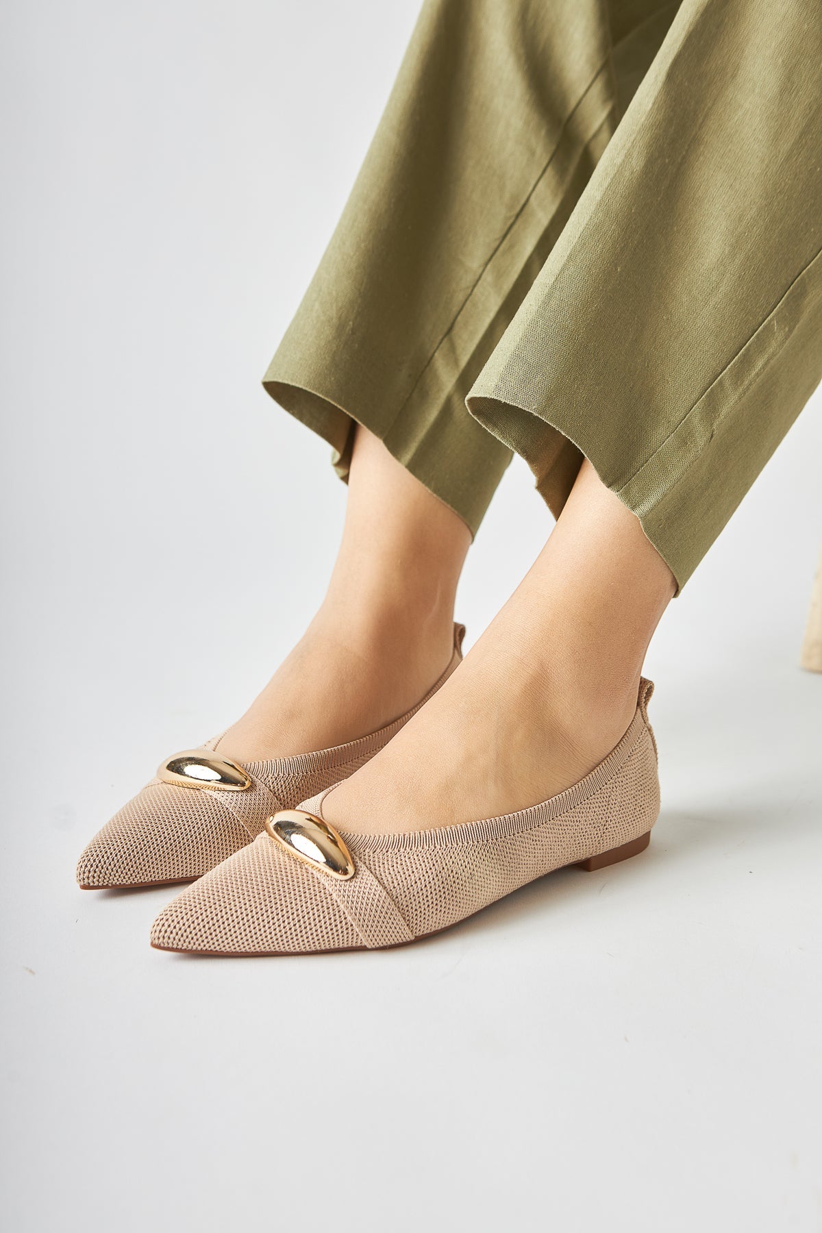 Lola Beige Damen Ballettflachschuh mit Metallschnalle, Spitze Zeh, Bequemer Alltagsschuh