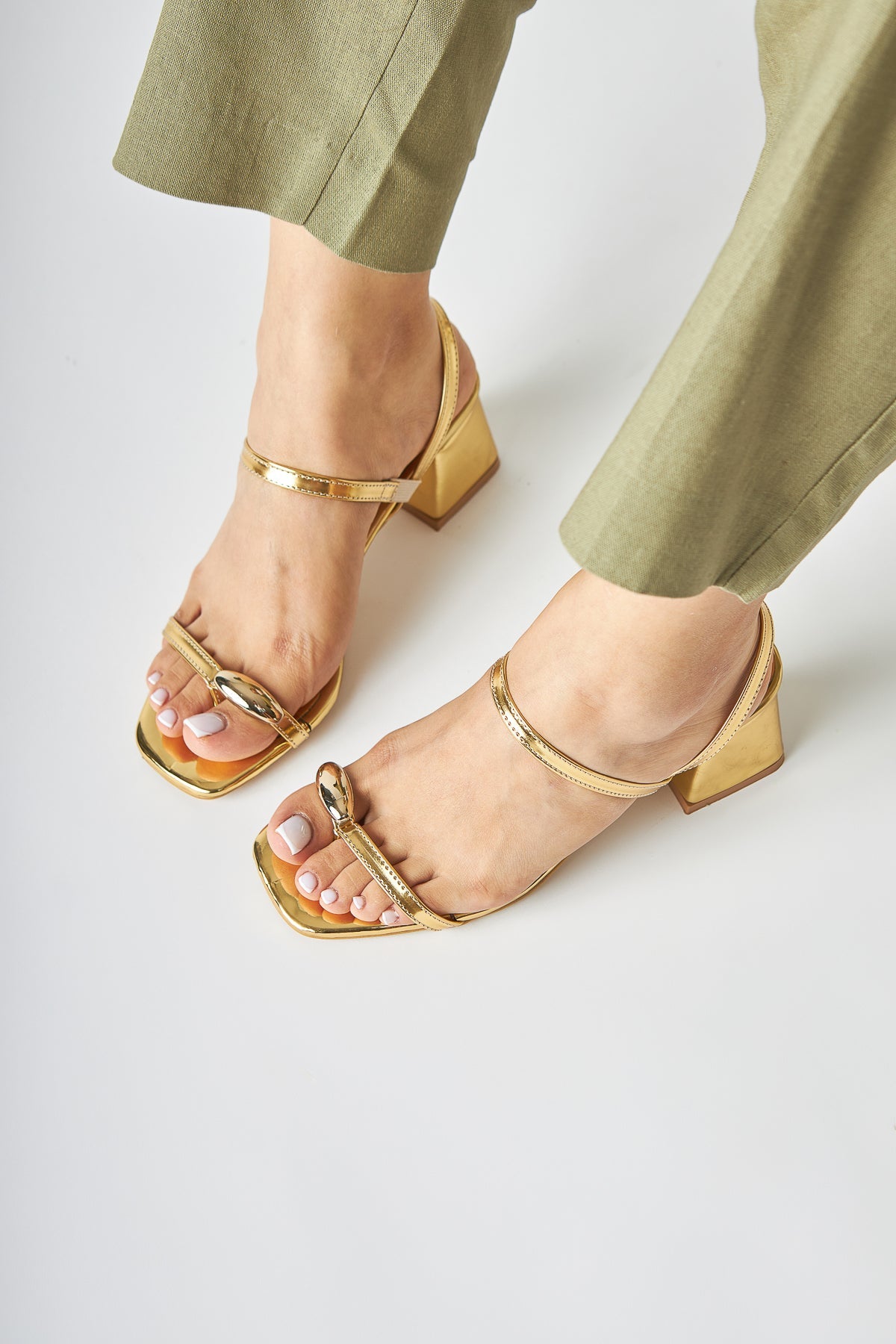 Selenya Goldene Zehentrenner mit Schnallendetail für Frauen