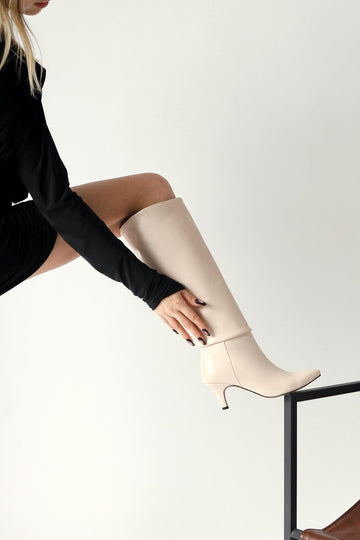 Milika Ecru Spitze Zehen Kurzer Absatz Stiefel zum Hineinschlüpfen