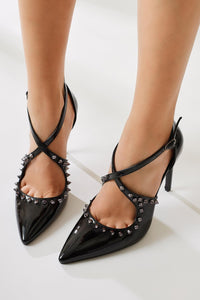 Tinde Black Pointed Toe Rivet Detailed Thin Heel Shoes