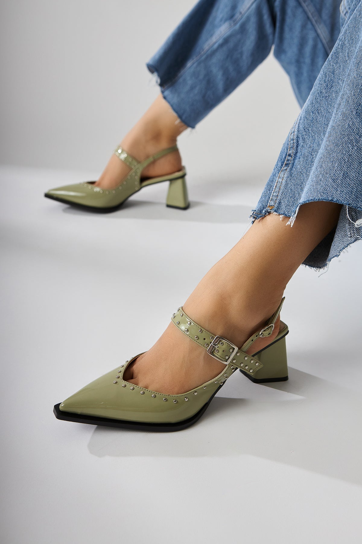 Nuria Grüne Lackleder Spitze Zehenriemen Sandalen für Frauen