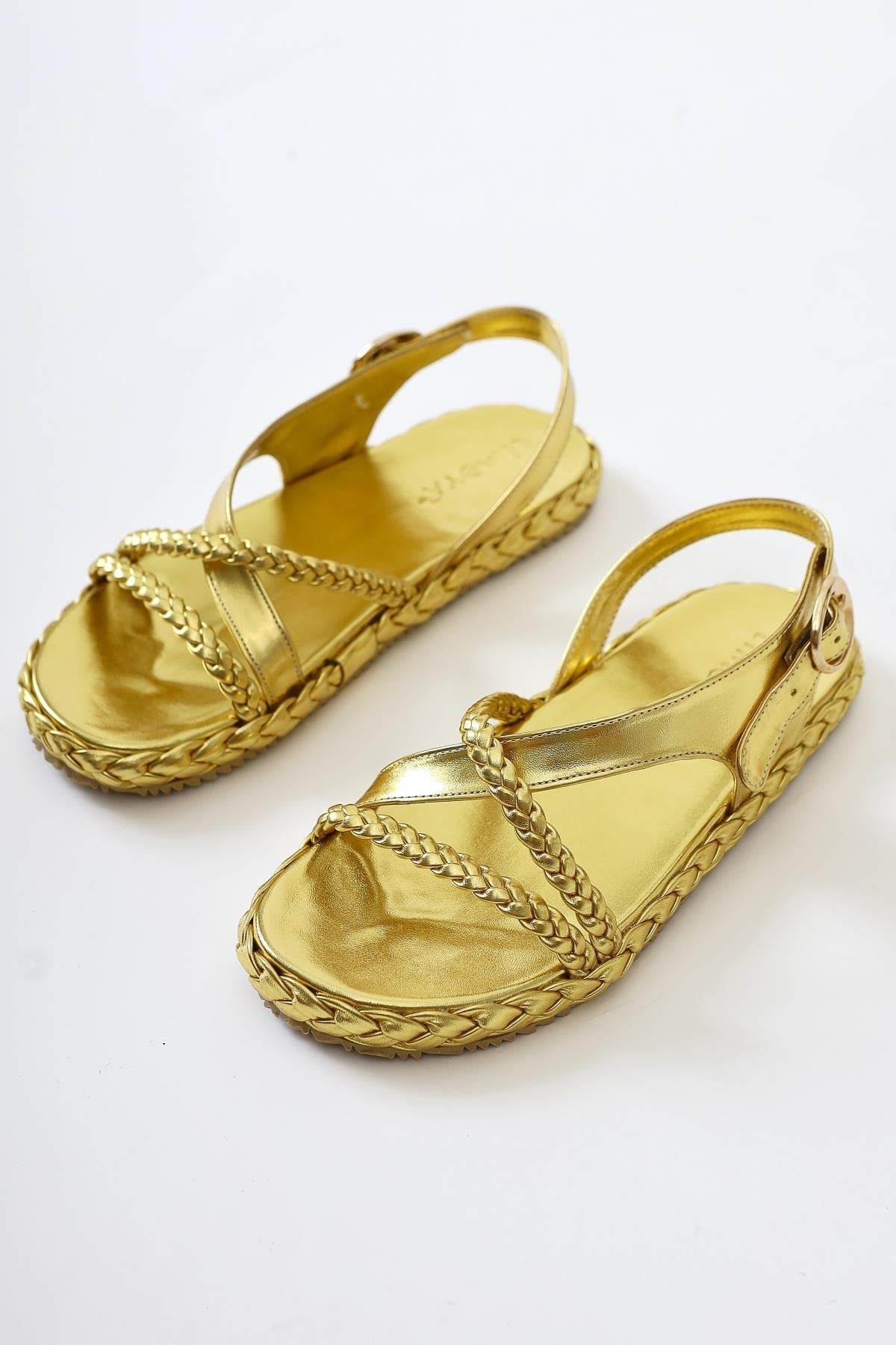 Nera Gold Lack Geflochtene Riemen Sandalen
