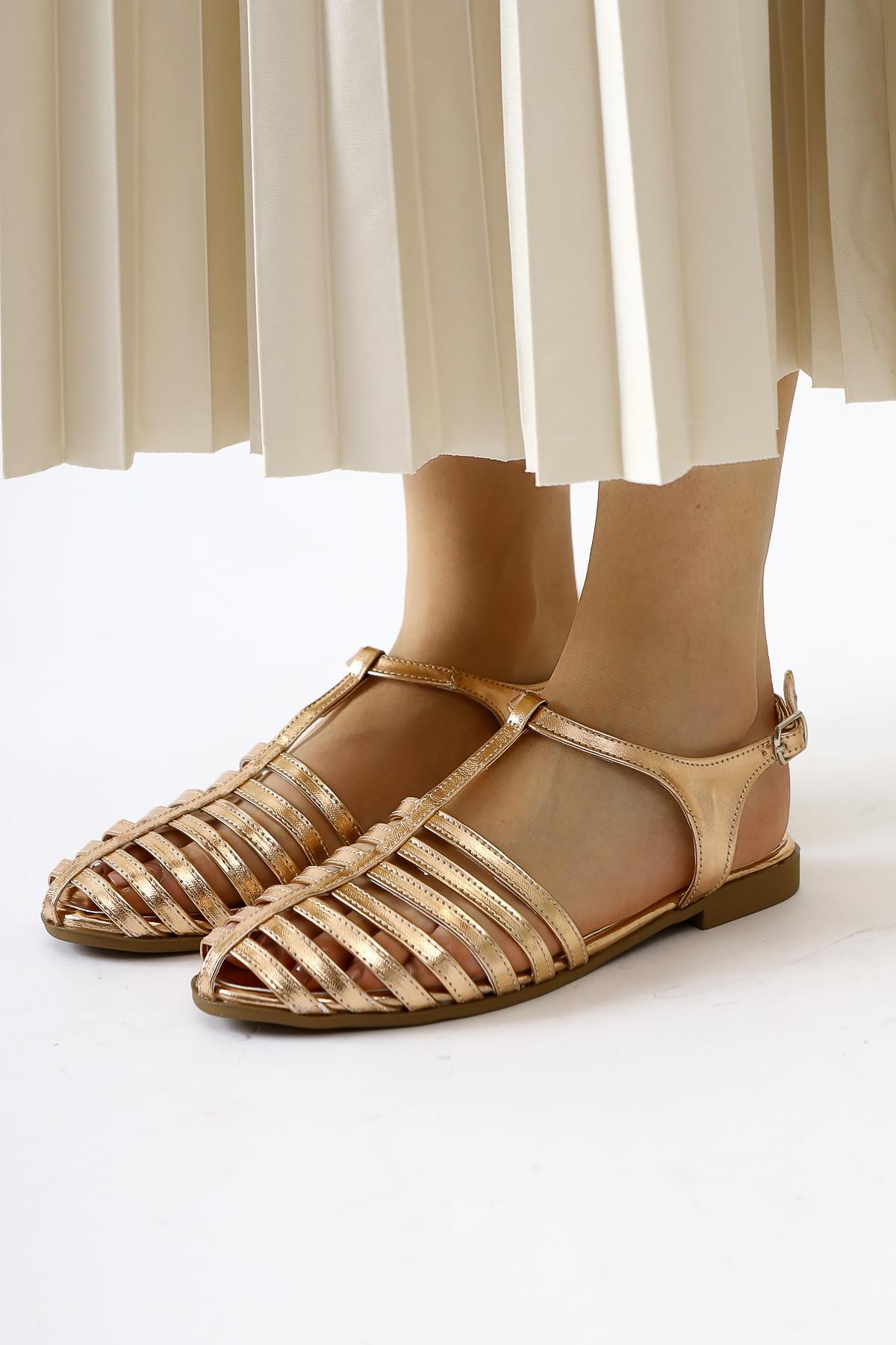 Zafu Powder Patent Leather Thin Strapped Flat Sandals