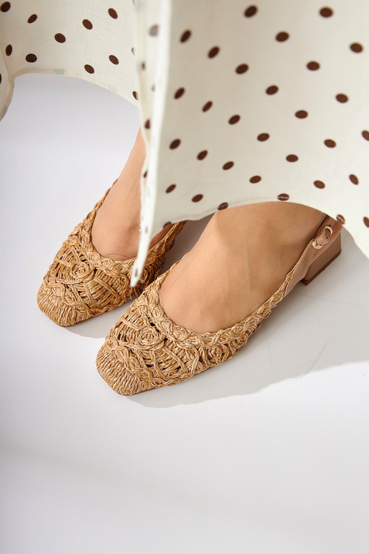 Ronja Damen Geflochtene Sandale mit Strohdetail und Quadratischer Spitze