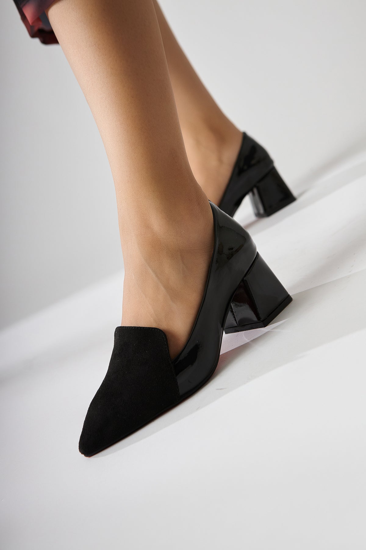 Gisela Schwarze Wildleder-Detaillierte Lackleder Absatzschuhe für Damen