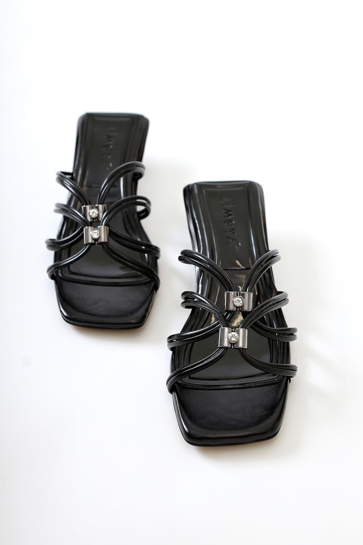 Seyda – Schwarz Lack Slide mit schmalem Riemen, Strass-Detail und niedrigem Absatz