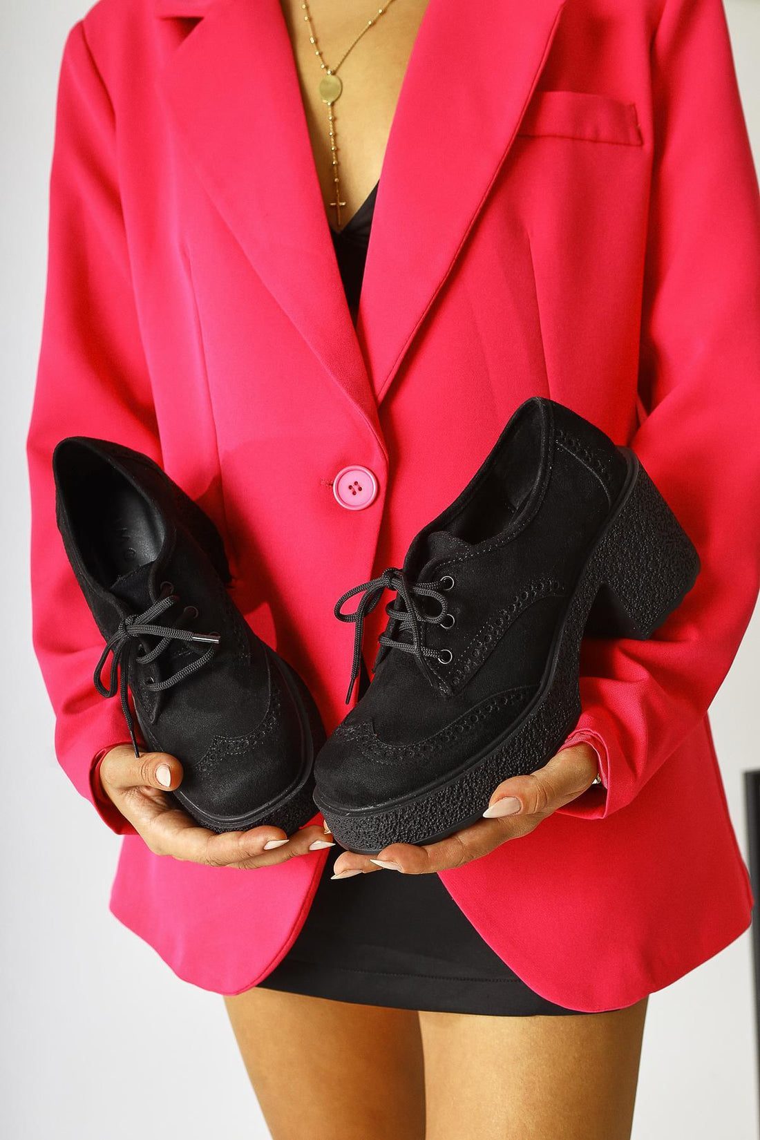 Lenie Schwarze Wildleder Alltagsschuhe mit Laserschnitt Detail