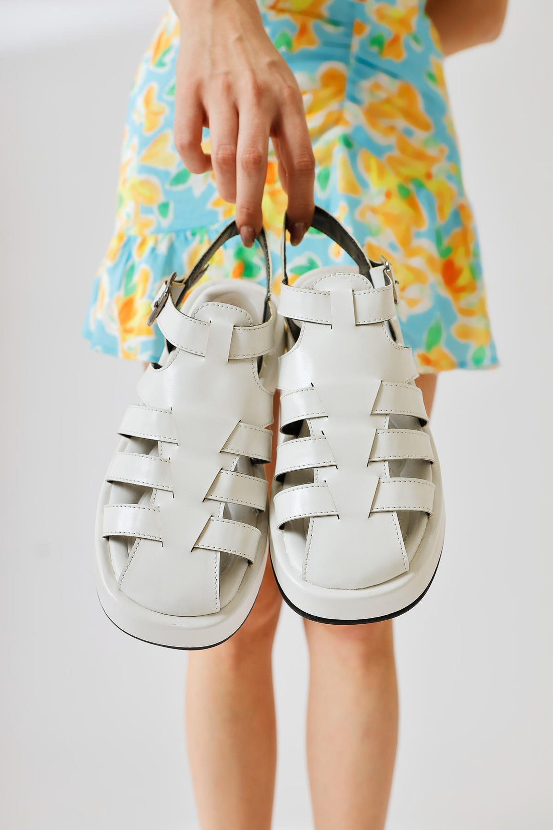 Merlin Gold Gekräuselte Lackriemensandalen