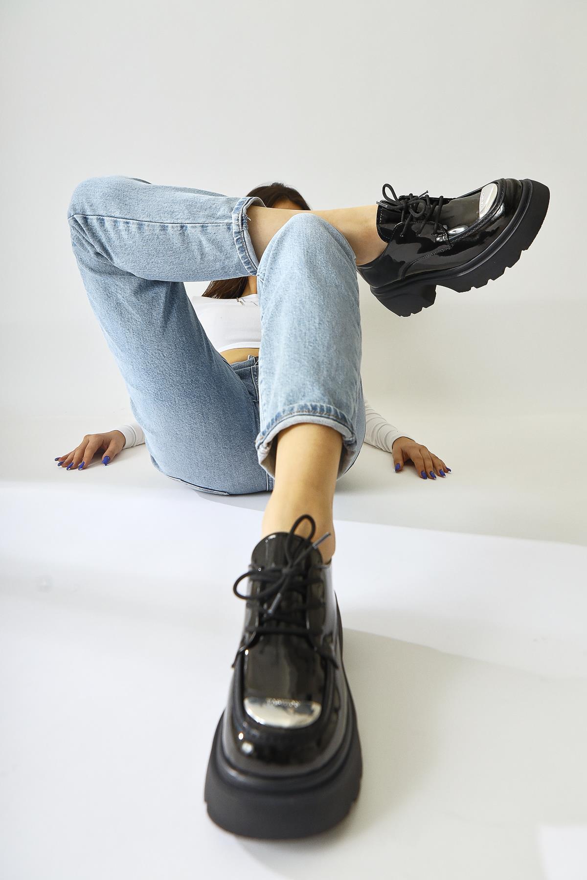 Rod Schwarzer Lackleder Mokassin mit metallischer Spitze