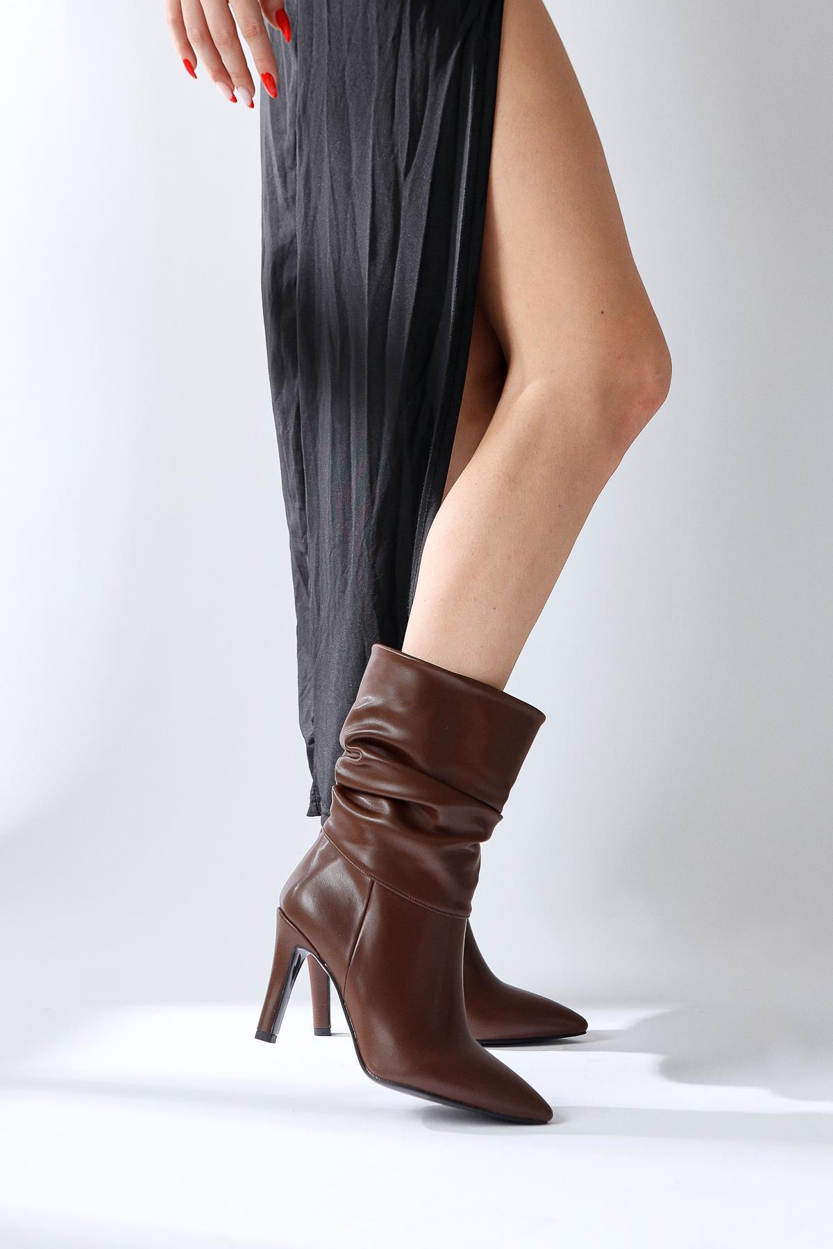 Wilma – Brown Gusseted Slim-Heel Boot (Women)