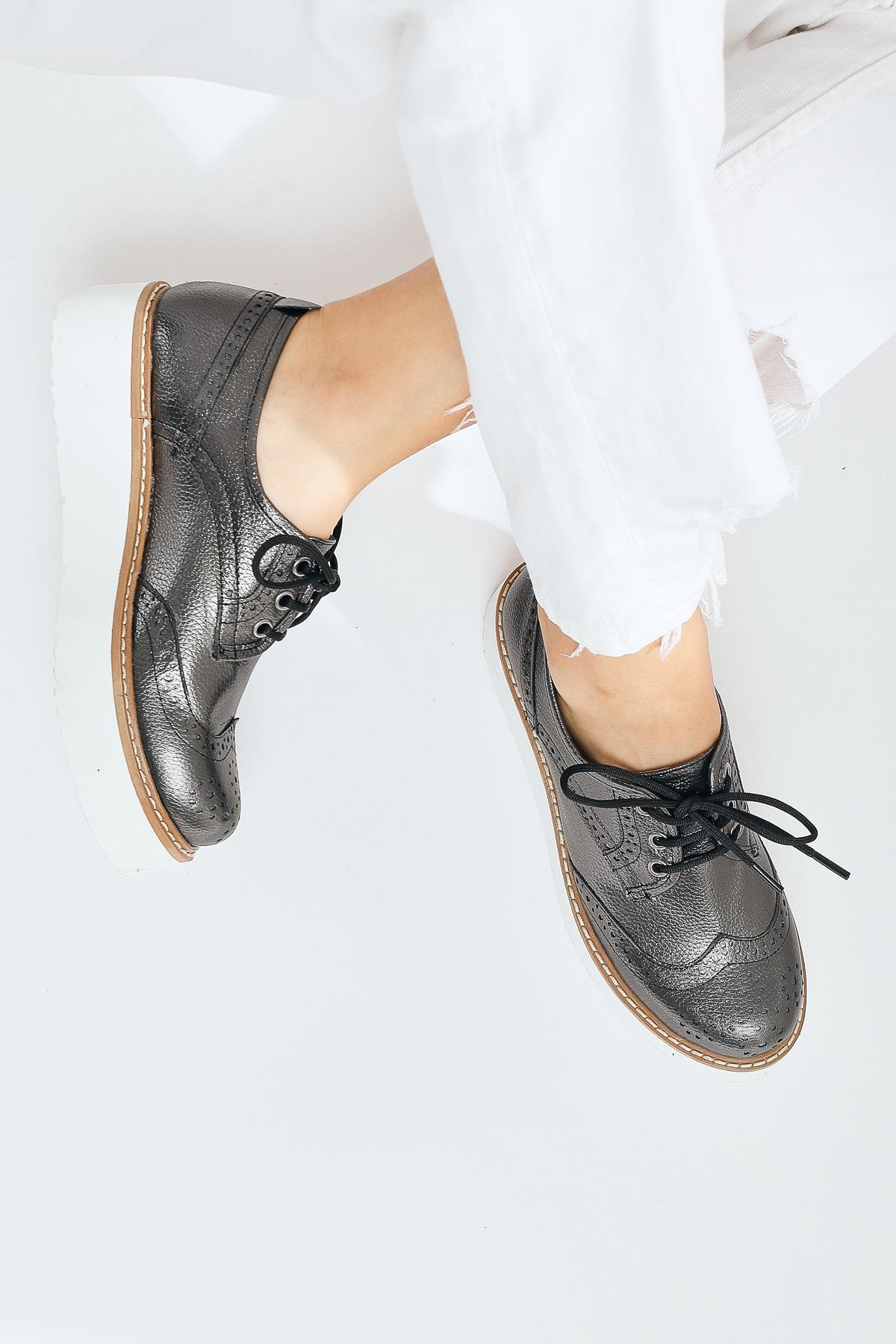 Lila – Lila Platin Oxford mit Schnürung, Plateau und Laser-Cut (Damen)