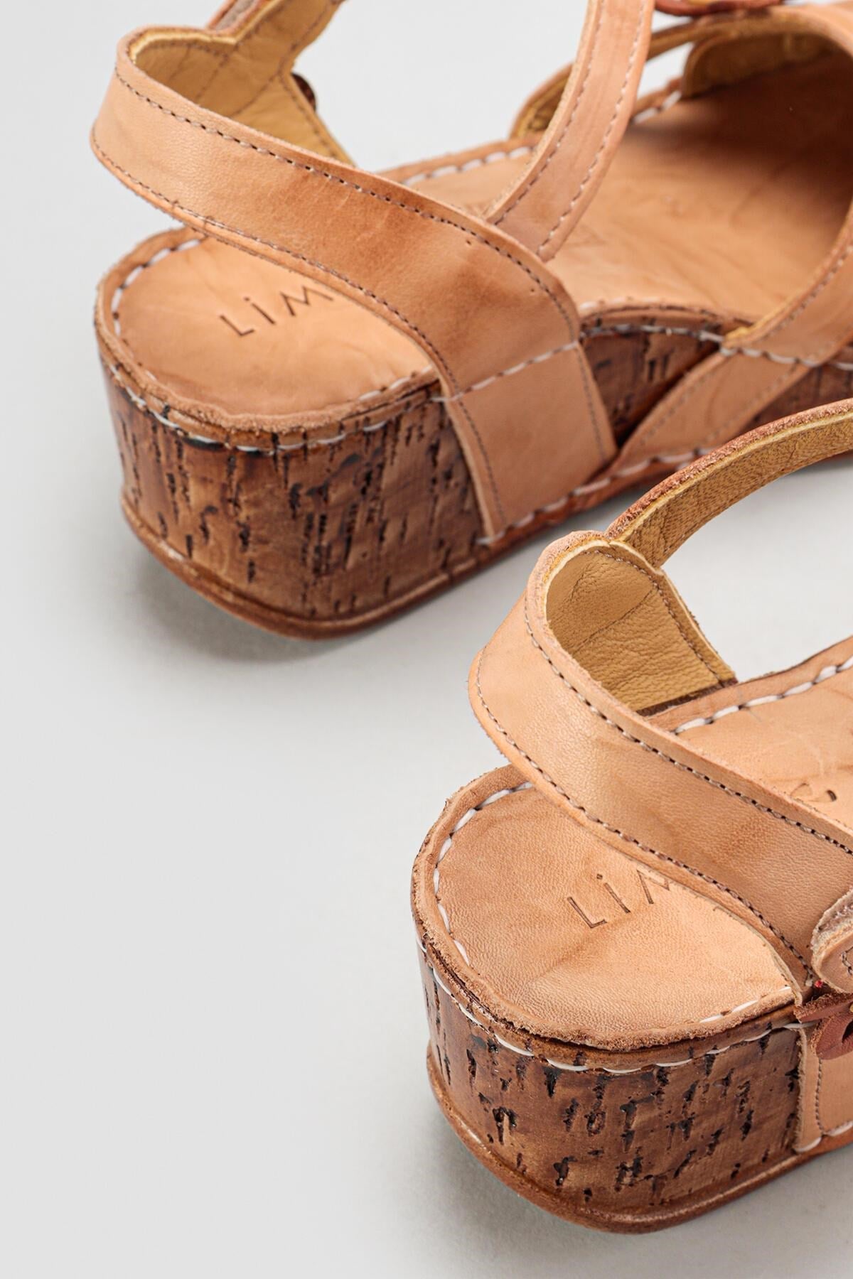 Katlyn Echtes Leder Beige Floral Detail Peep Toe Plateau Absatz Sandalen