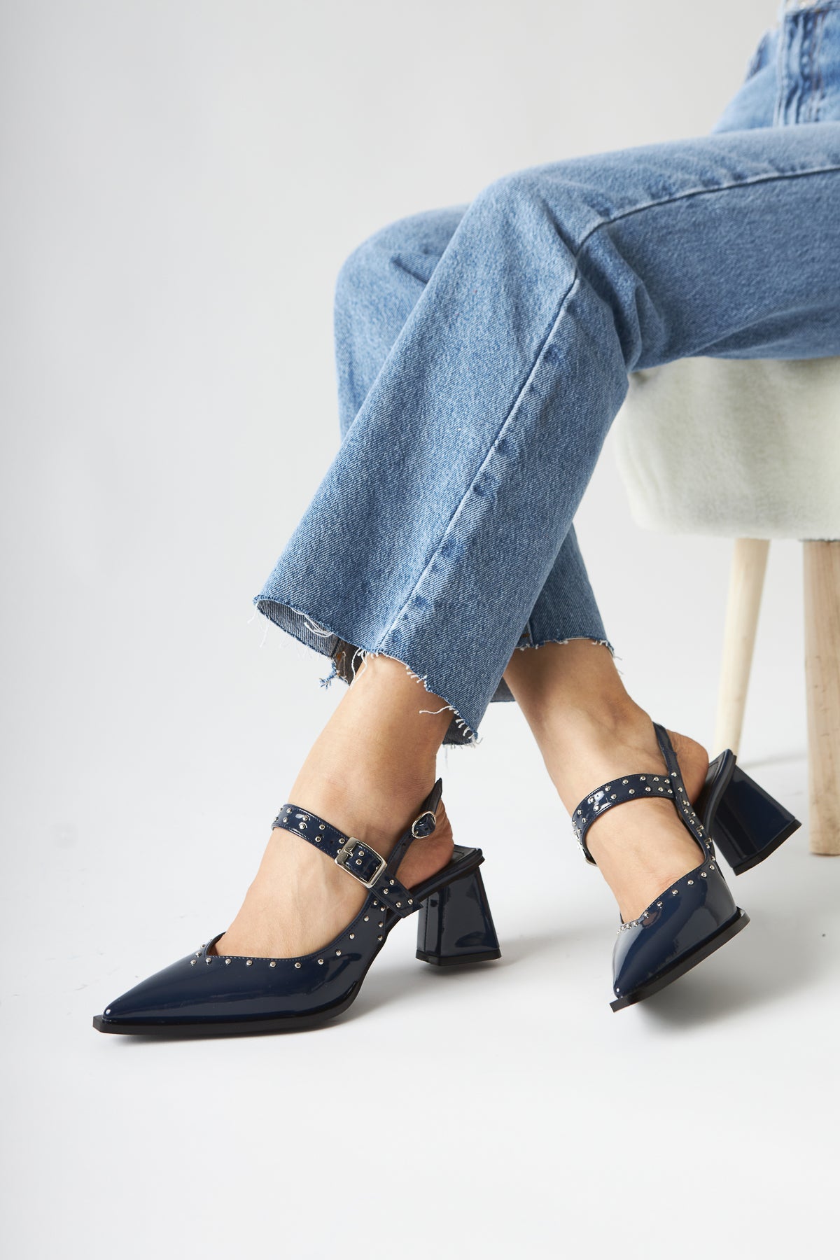 Nuria Marineblaues Lackleder Spitze Zehenriemen Sandalen für Frauen