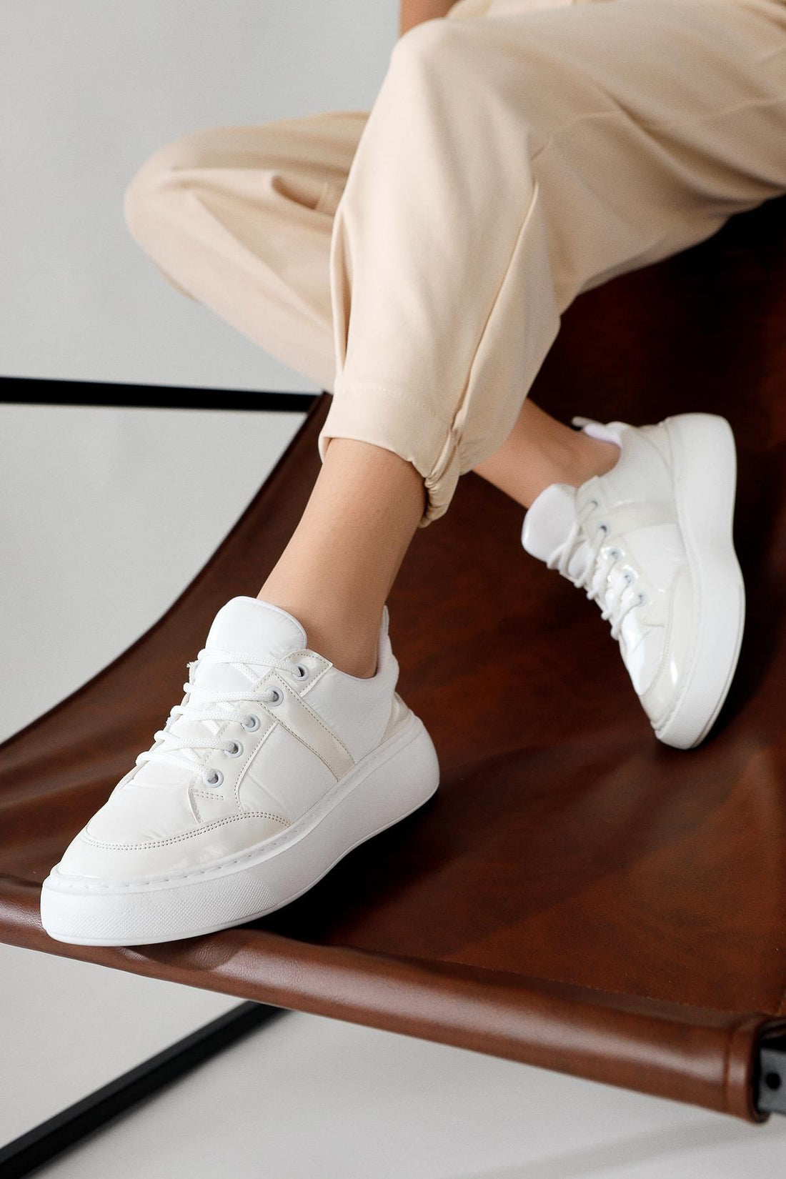 Jakleen – Weiß Parachute Sneaker mit Lack-Detail (Damen)