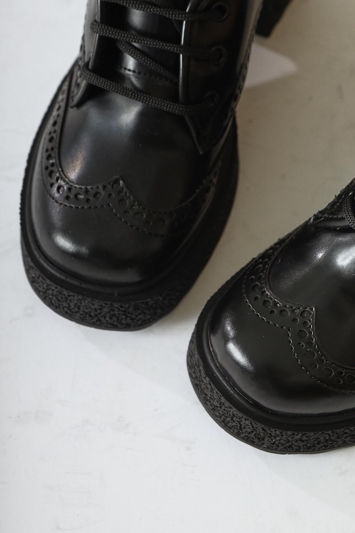 Lenie Schwarze Lackleder Laser Cut Detailierte Freizeitschuhe