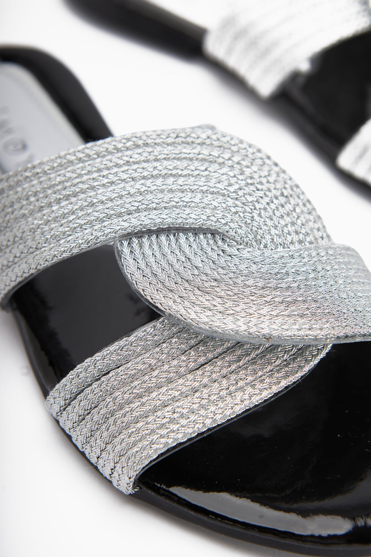 Nihaal Silber Kreuz-Riemen Flache Damen Hausschuhe