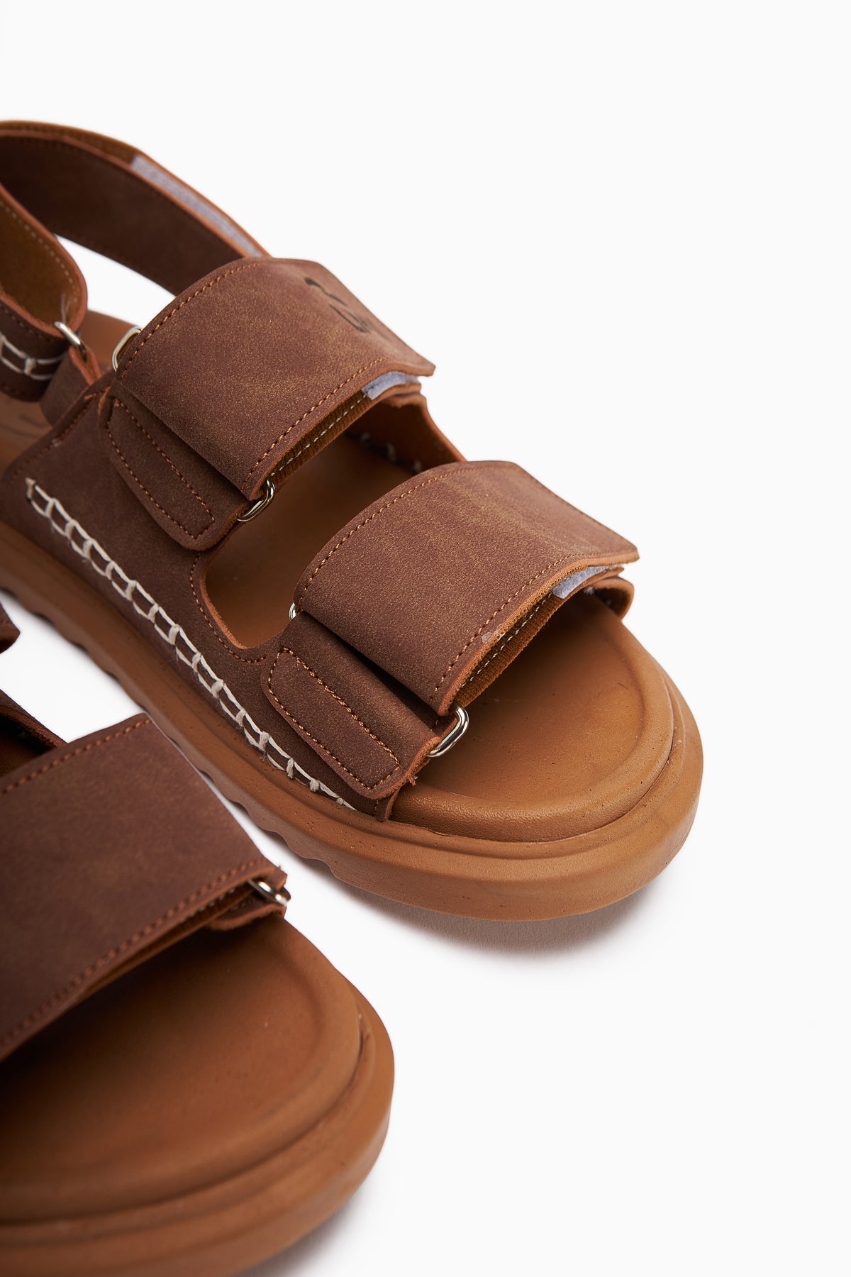 Sanna Damen Sandale in Taba mit Stickerei Detail und Klettverschluss