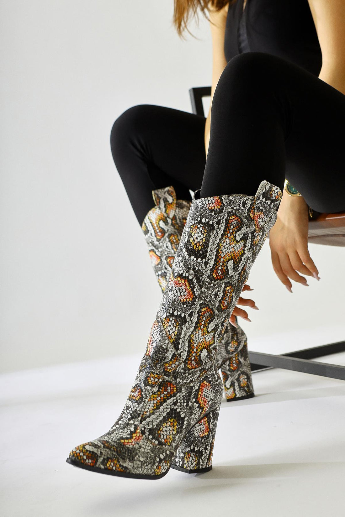 Keri Schlangenprint Asymmetrischer Schnitt Stiefelette mit Absatz