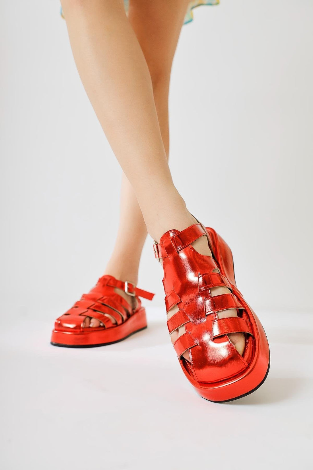 Merlin Rote Gekräuselte Lackriemensandalen