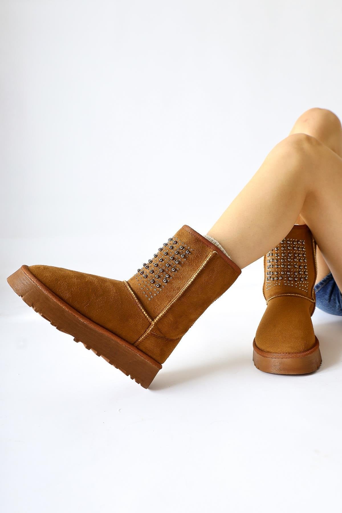 Anna-Li – Cognac Velours Stiefelette mit Perlen-Detail (Damen)