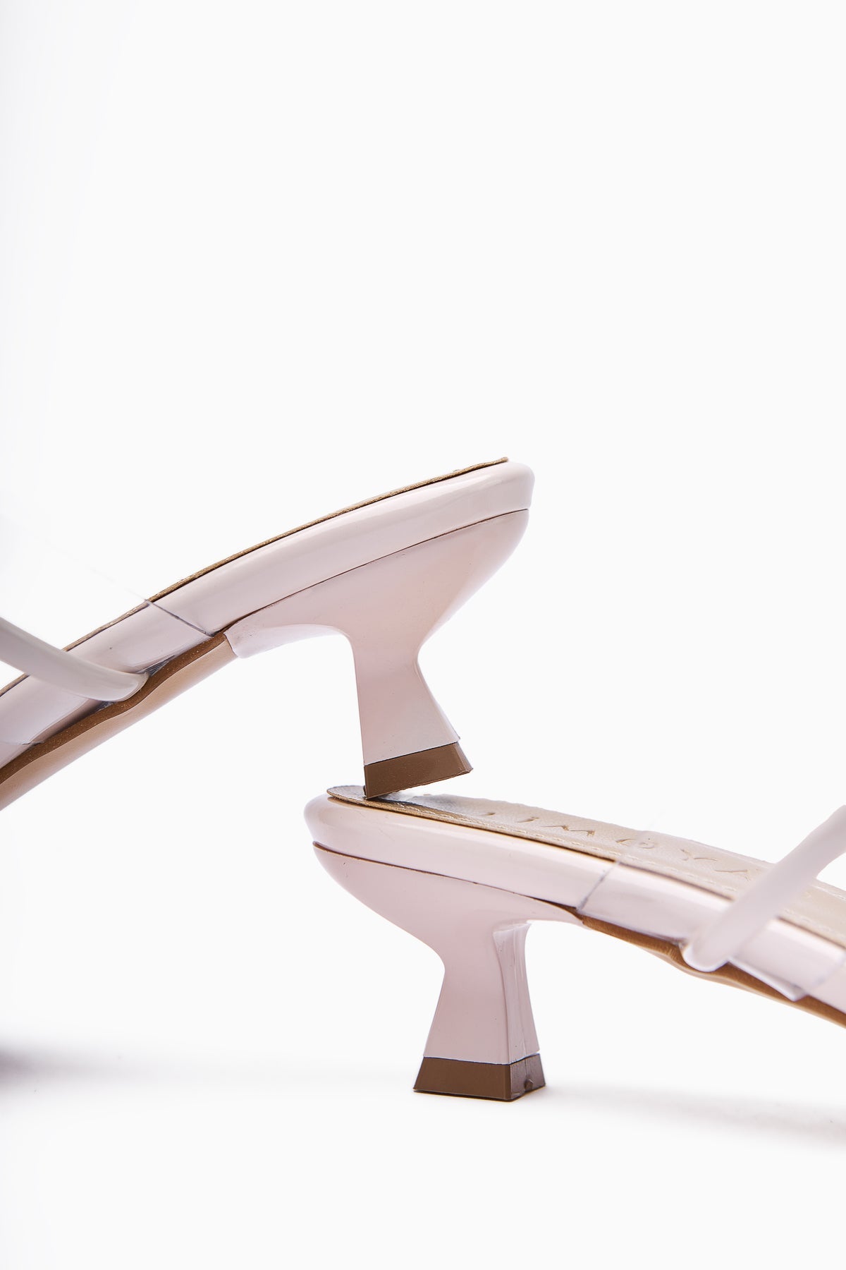 Silvi Beige Lackgeschnallte Damenpantoffel mit niedrigem Absatz