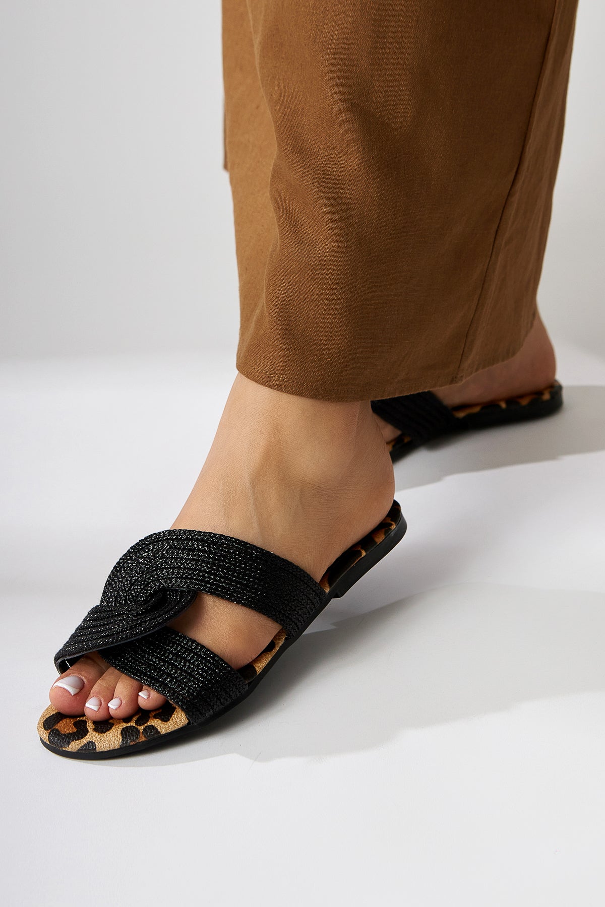 Nihaal Schwarze Kreuzriemen Flache Damen Hausschuhe