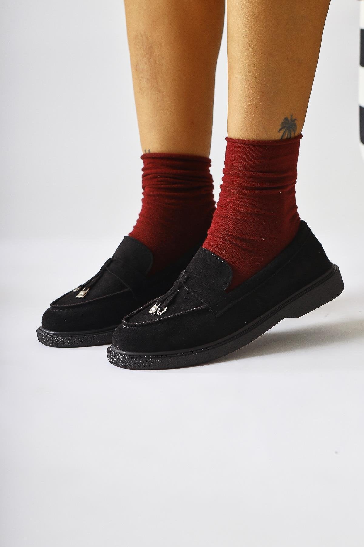 Francina Schwarzer Wildlederschuh mit Quastendetail und Accessoire