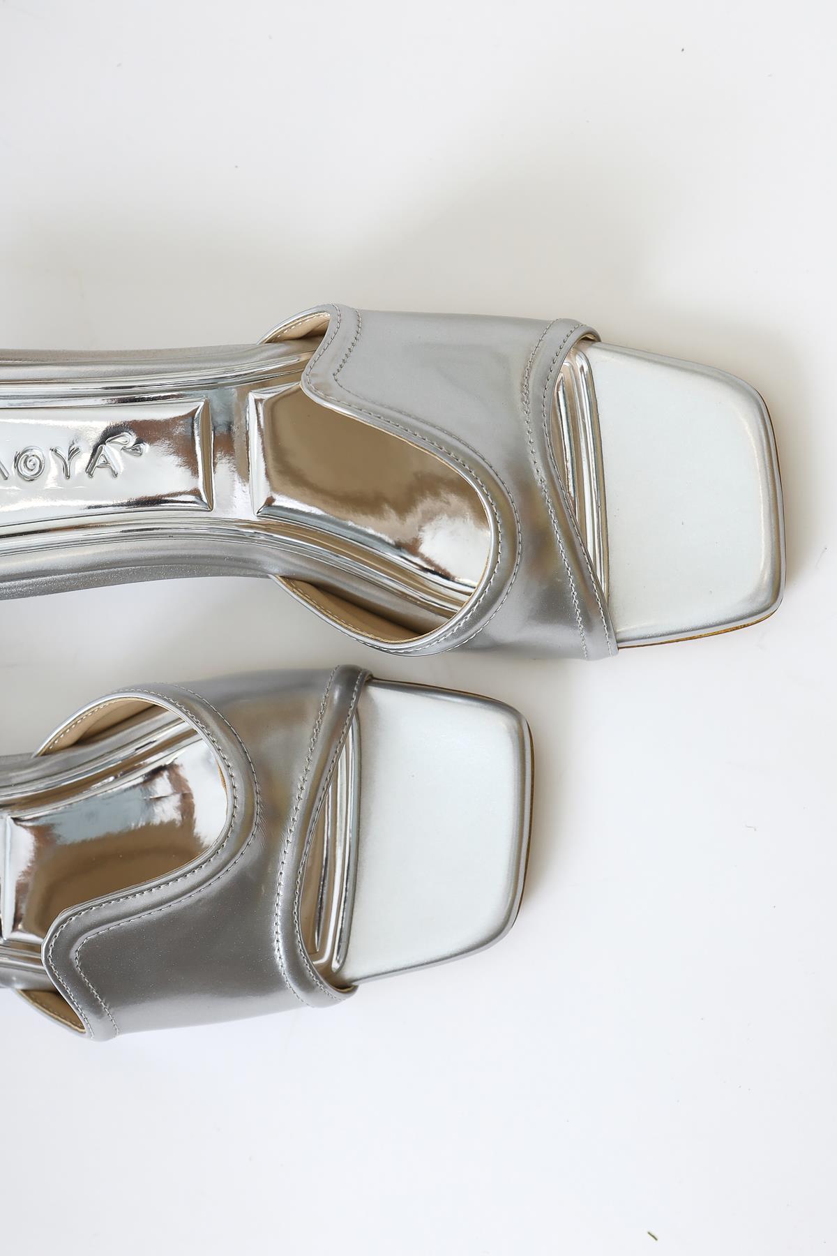 Nune – Silber Lack Slide mit asymmetrischem Riemen und niedriger Absatz (Damen)