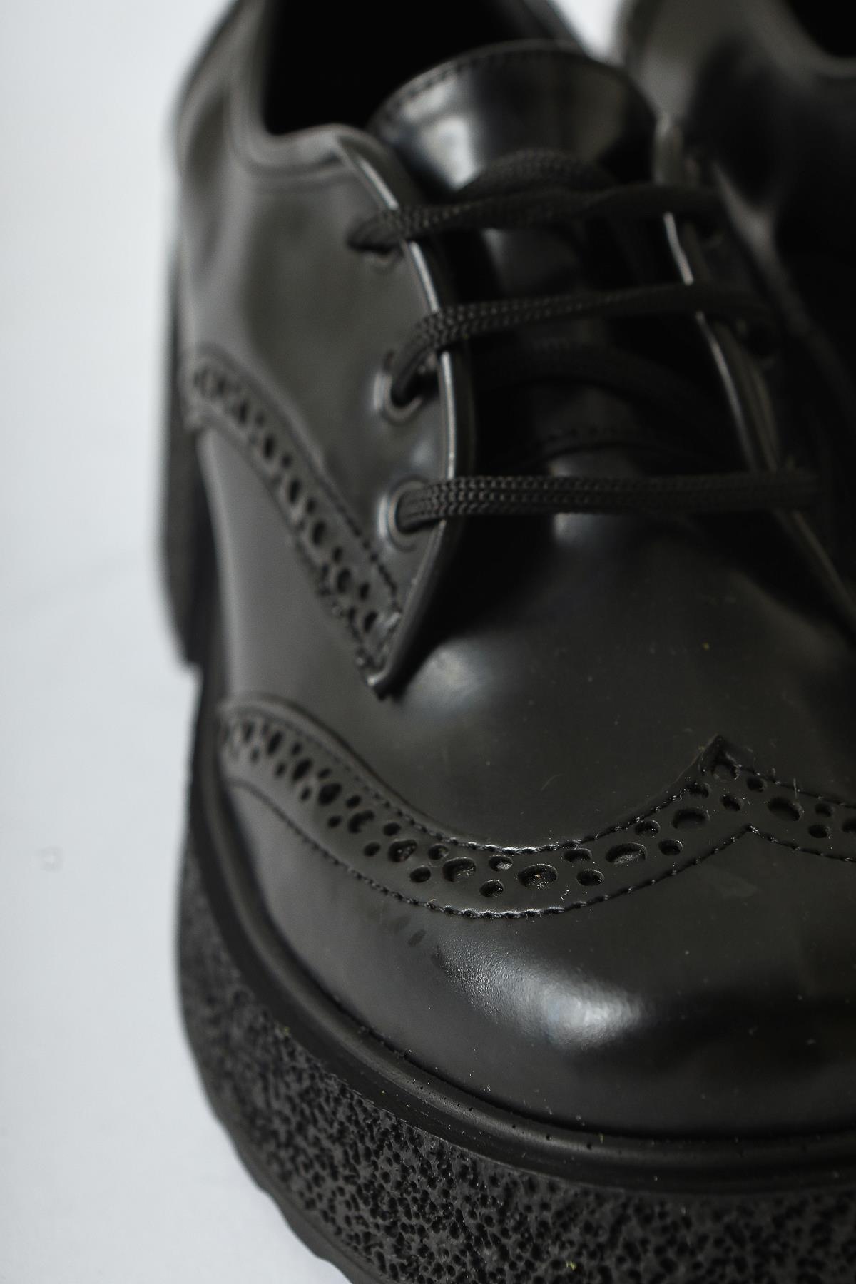 Lenie Schwarze Lackleder Laser Cut Detailierte Freizeitschuhe