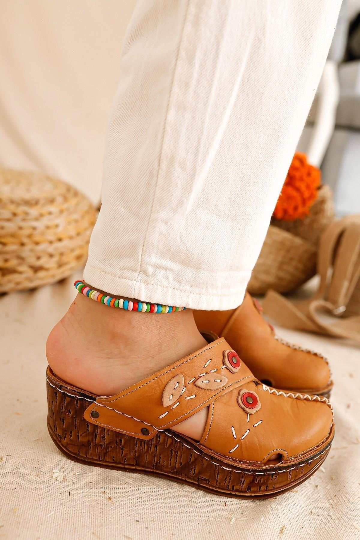 Alto Echtes Leder Komfort Hausschuhe mit Distressed Sohle in Taba