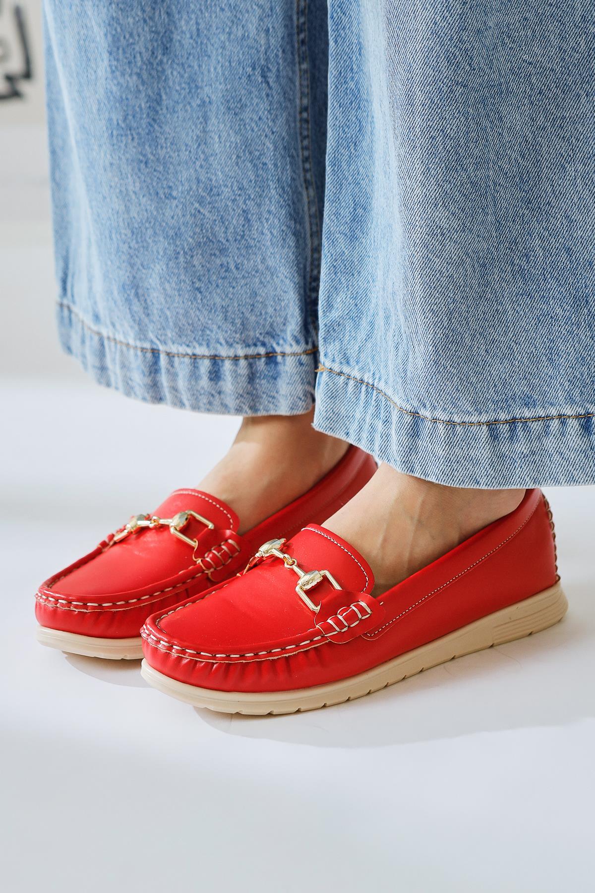 Tola Red Buckle Detailed Casual Shoes