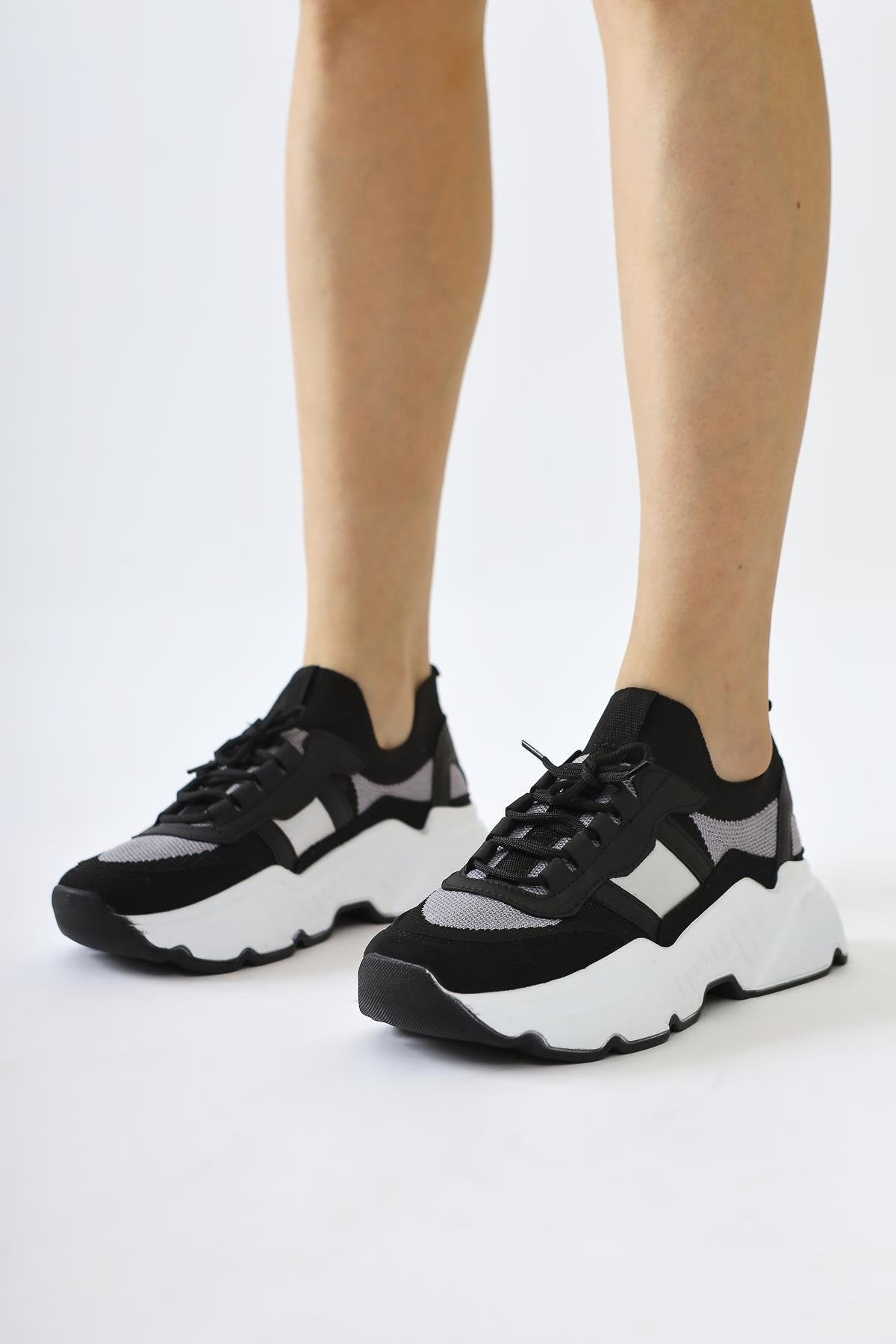 Mireia Schwarze Sneakers mit Wildlederdetail und Webmuster