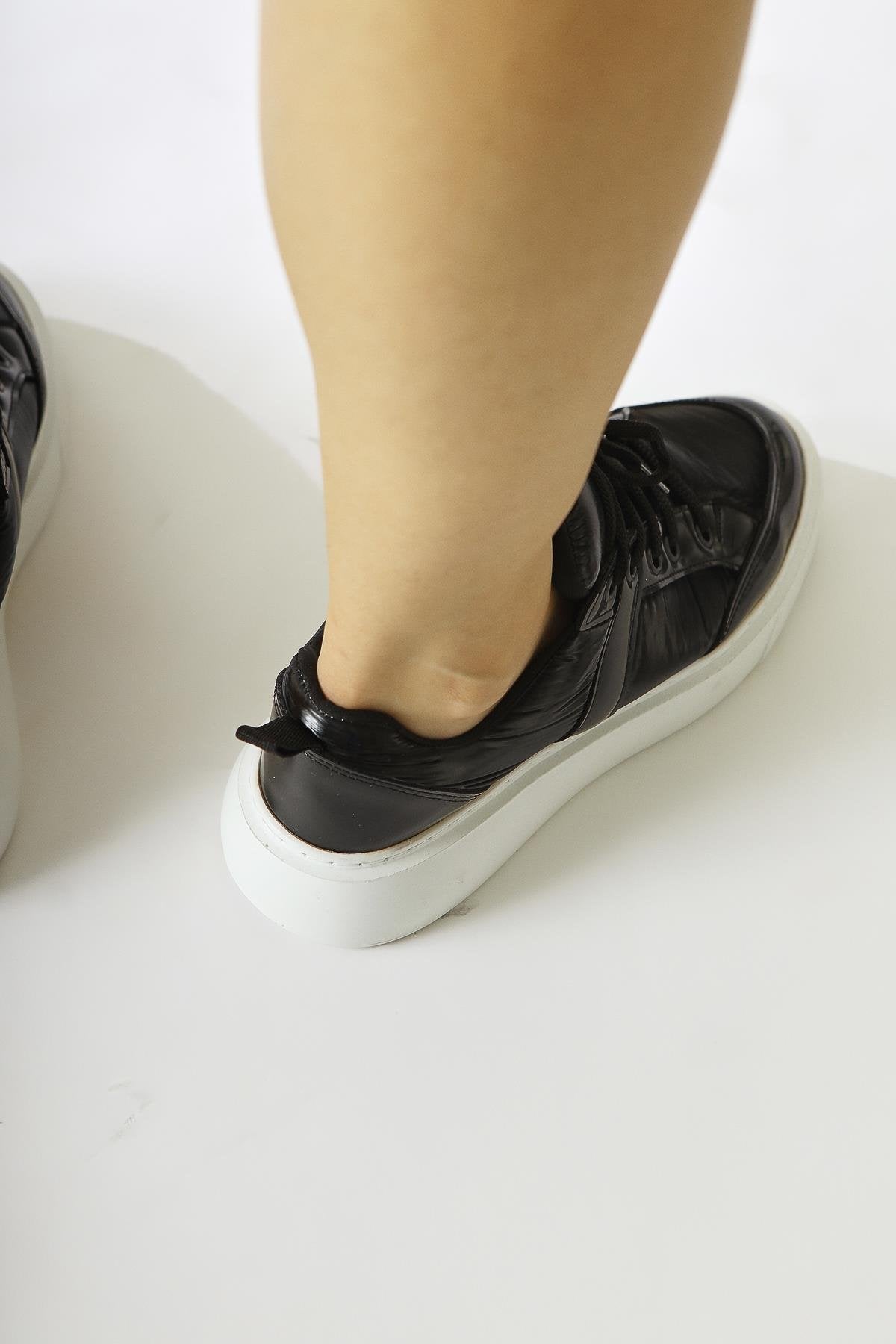 Jakleen Schwarze Lackleder Detaillierte Fallschirm Sneakers