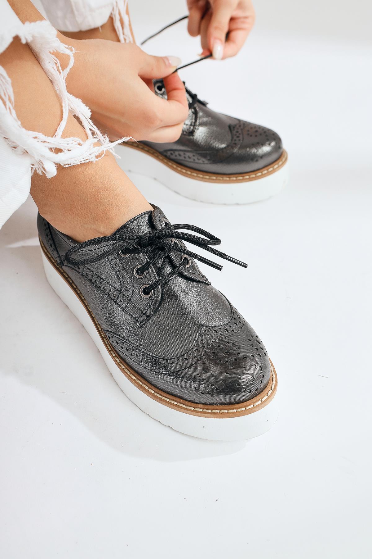 Lila – Lila Platin Oxford mit Schnürung, Plateau und Laser-Cut (Damen)