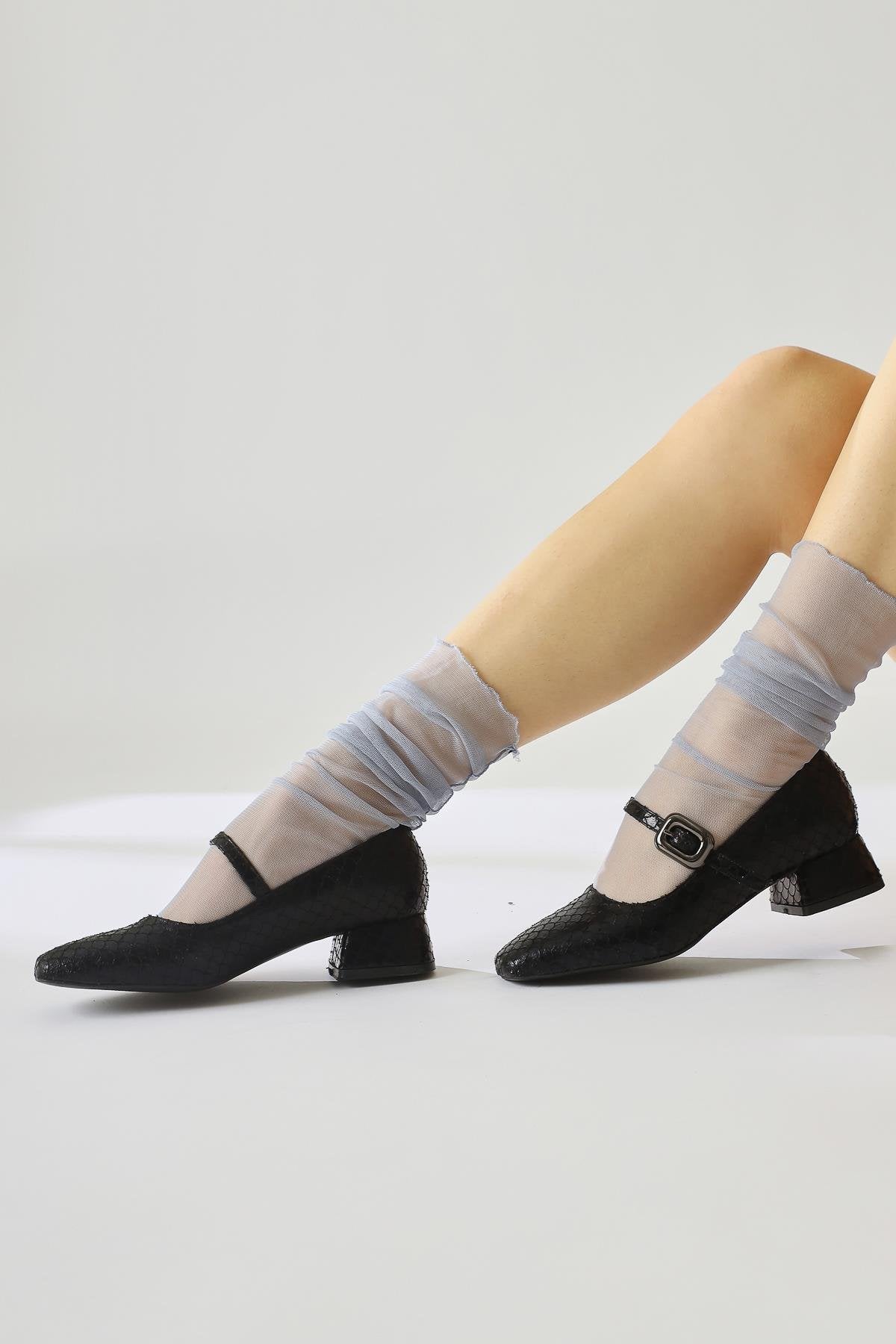 Abby Schwarzer Fischschuppen-Texturierter Quadratischer Zehenriemen Detail Alltagsschuh