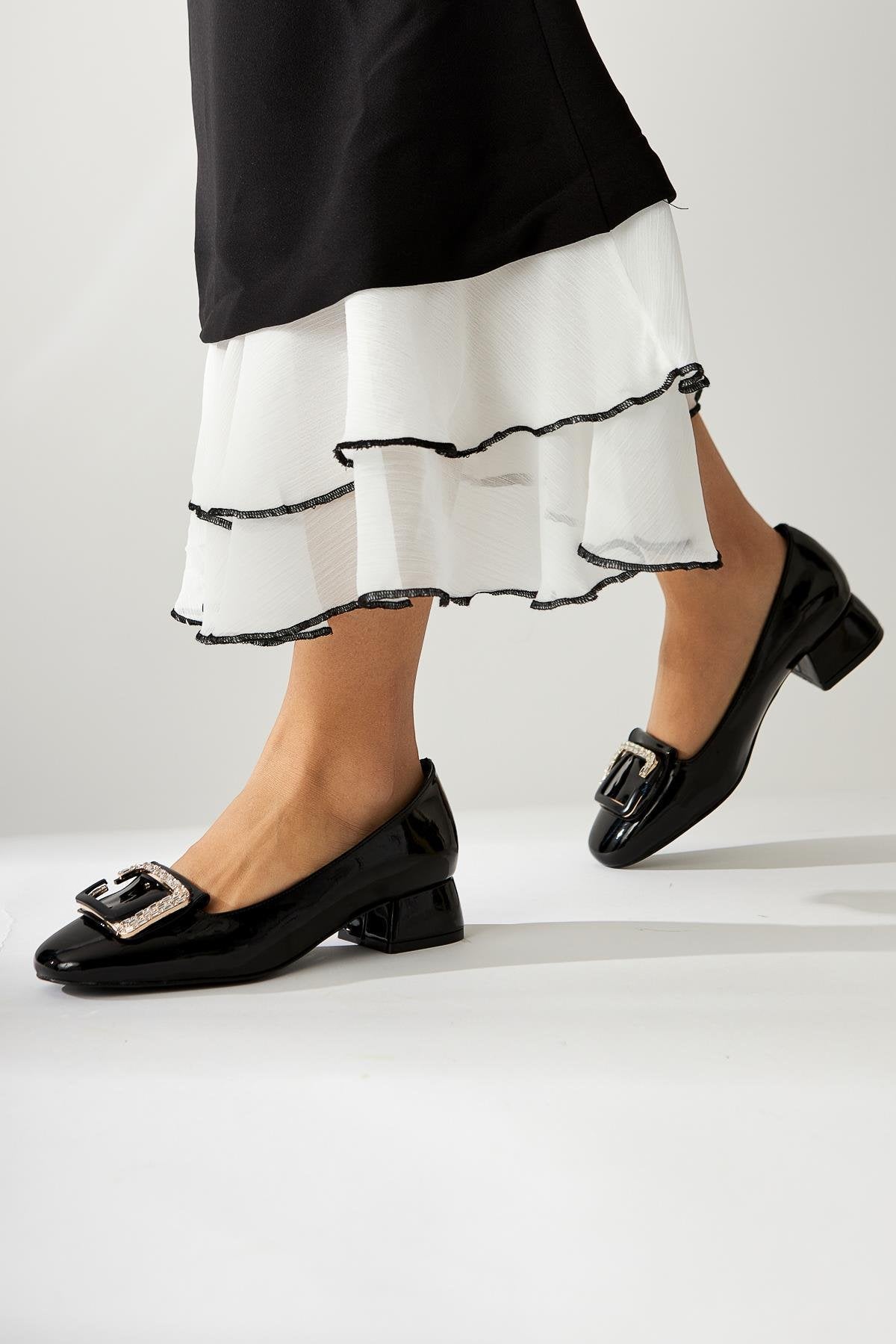 Roza – Schwarz Lackschuh mit Strass-Detail und niedrigem Absatz (Damen)