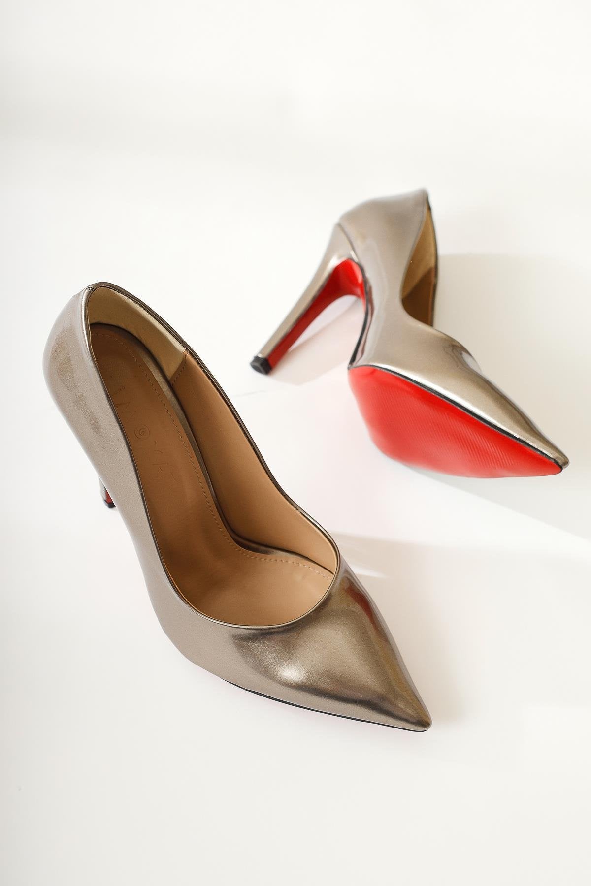 Pavinee Platinum Patent Leather Pointed Toe Red Jurdan Thin Heel Shoes