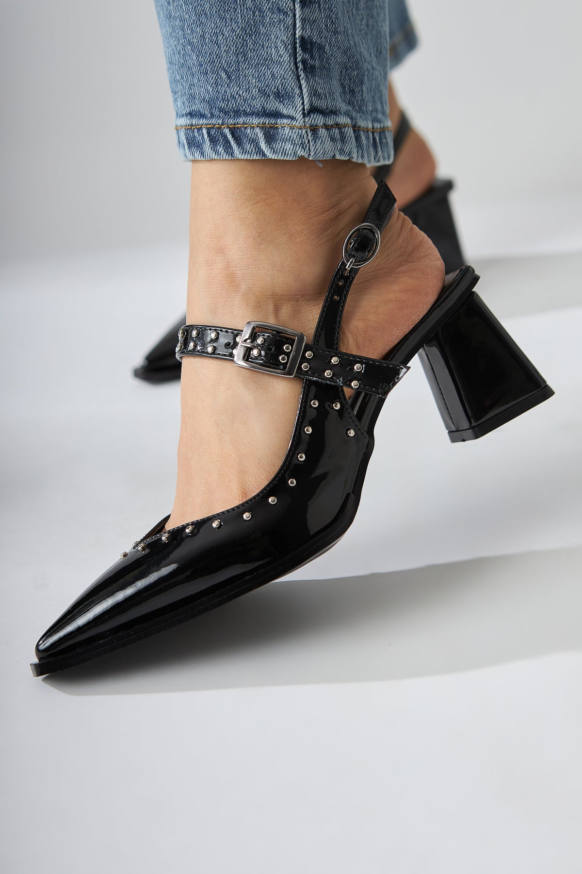 Nuria Schwarze Lackleder Spitze-Zehen Riemen Damen Sandalen