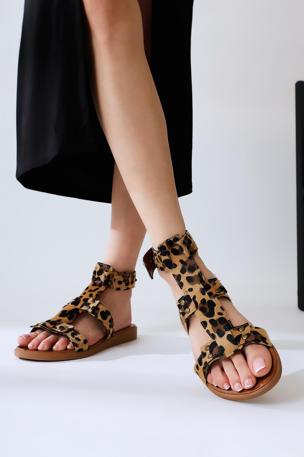 Rayen Echtes Leder Dreifachriemen Nieten Gürtel Sandale