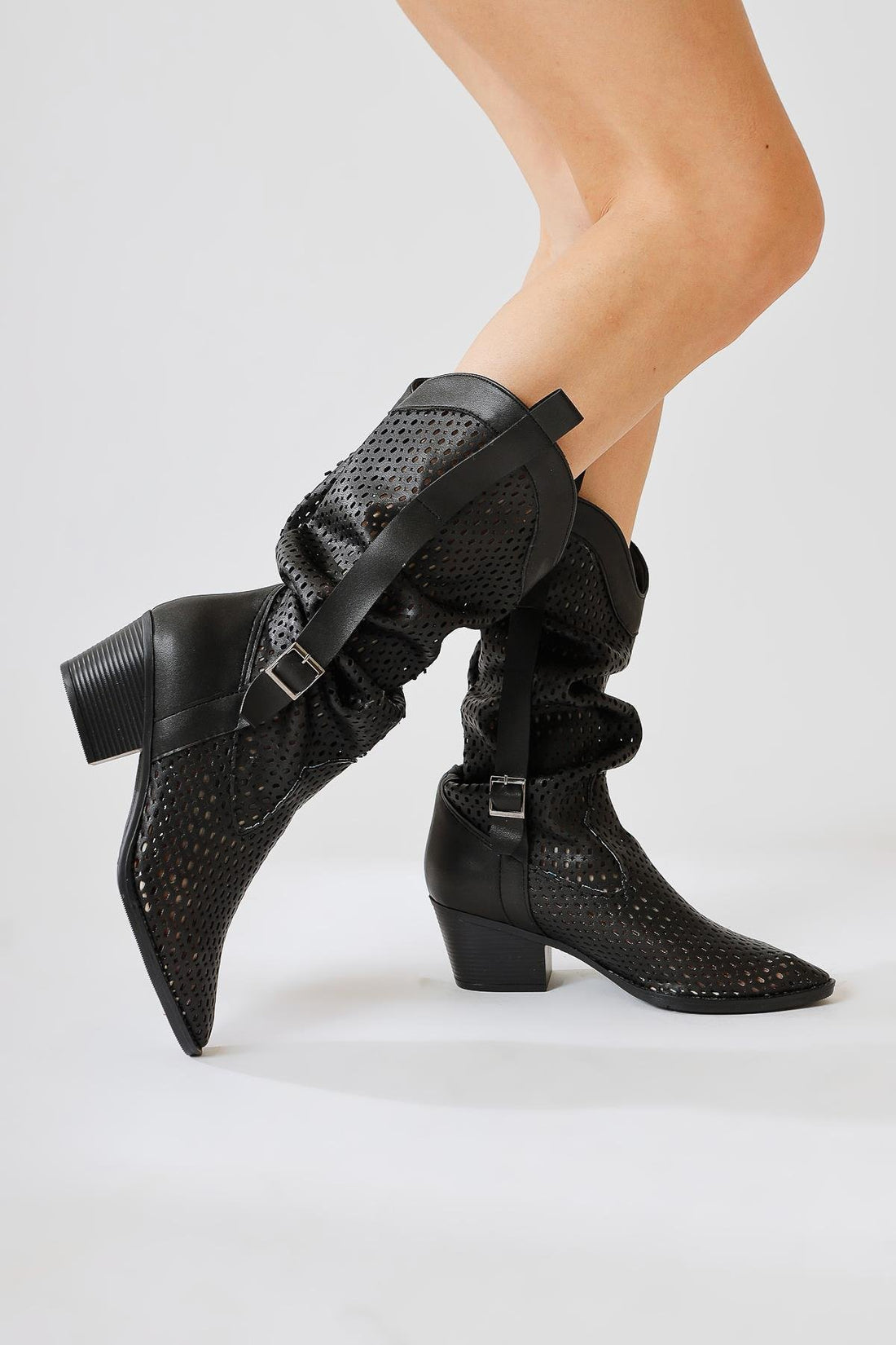 Orietta Schwarze Laser-Cut Falten Sommerstiefel