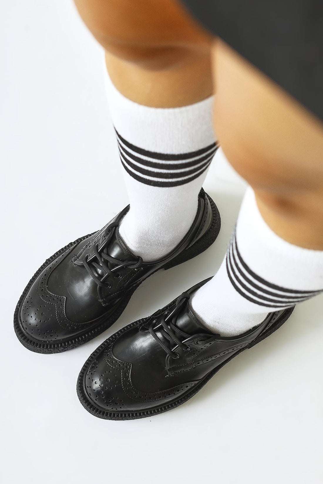 Rossy Schwarze Alltagsschuhe mit ovalem Zeh und Laserschnitt-Detail