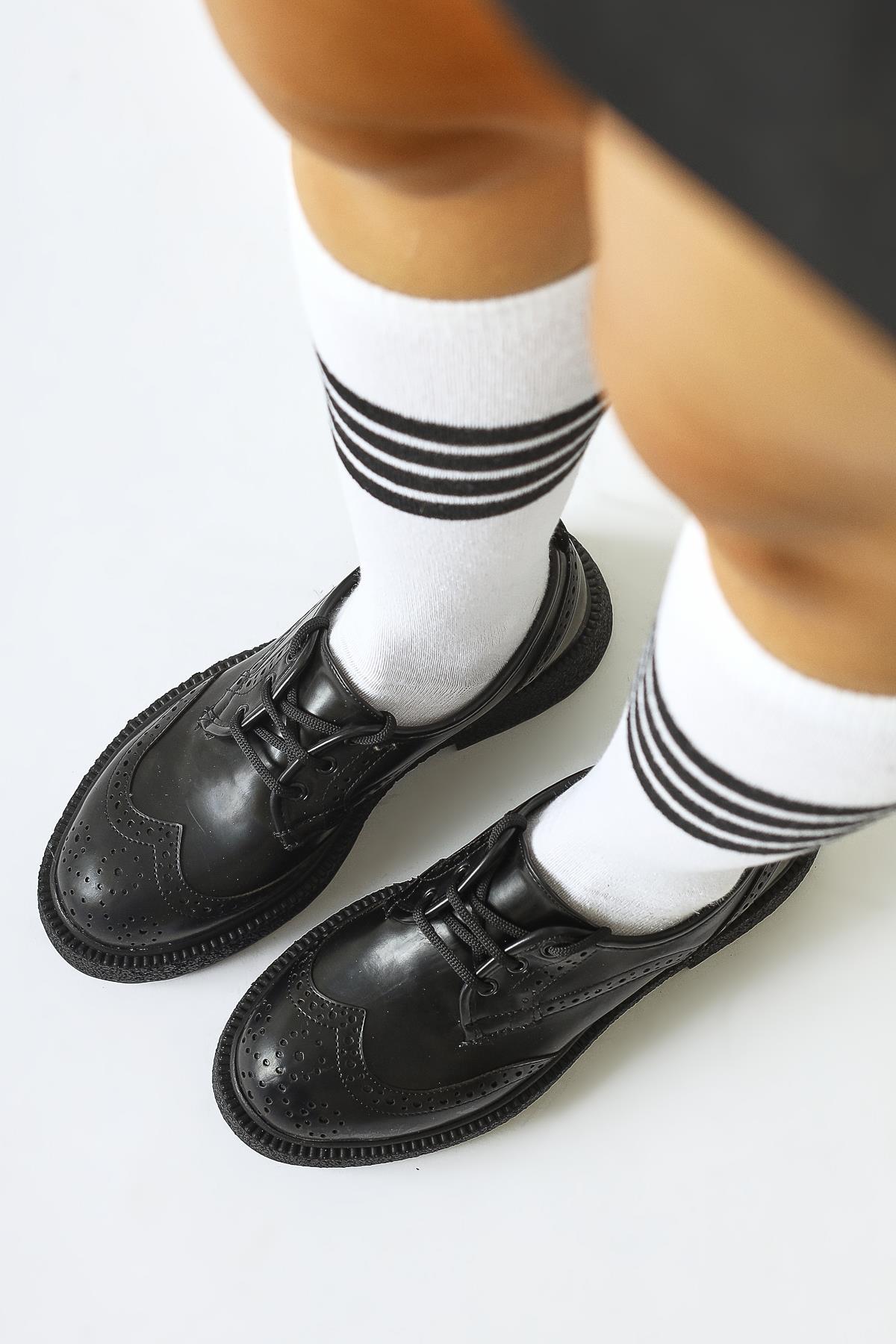 Rossy Schwarze Alltagsschuhe mit ovalem Zeh und Laserschnitt-Detail