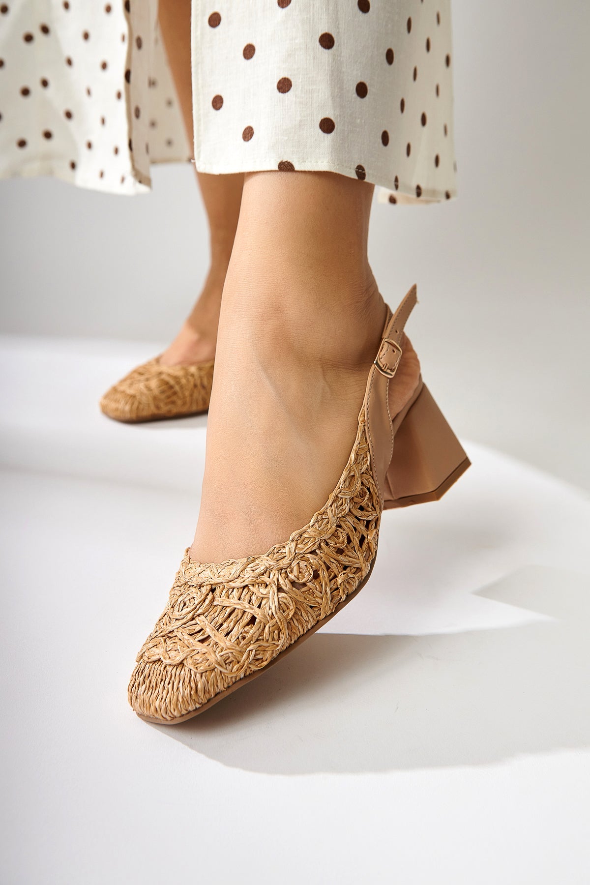 Ronja Damen Geflochtene Sandale mit Strohdetail und Quadratischer Spitze