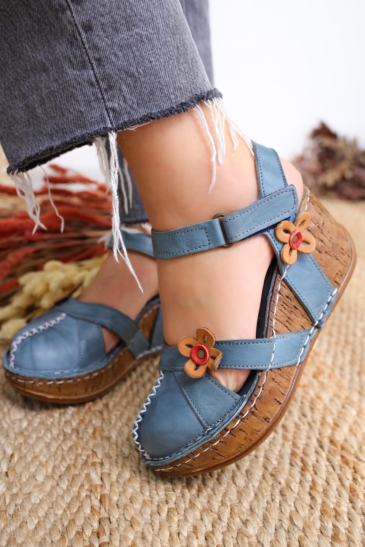 Katlyn – Navy Echtleder Sandale mit Blumen-Detail, geschlossener Zehenpartie und Keilabsatz (Damen)