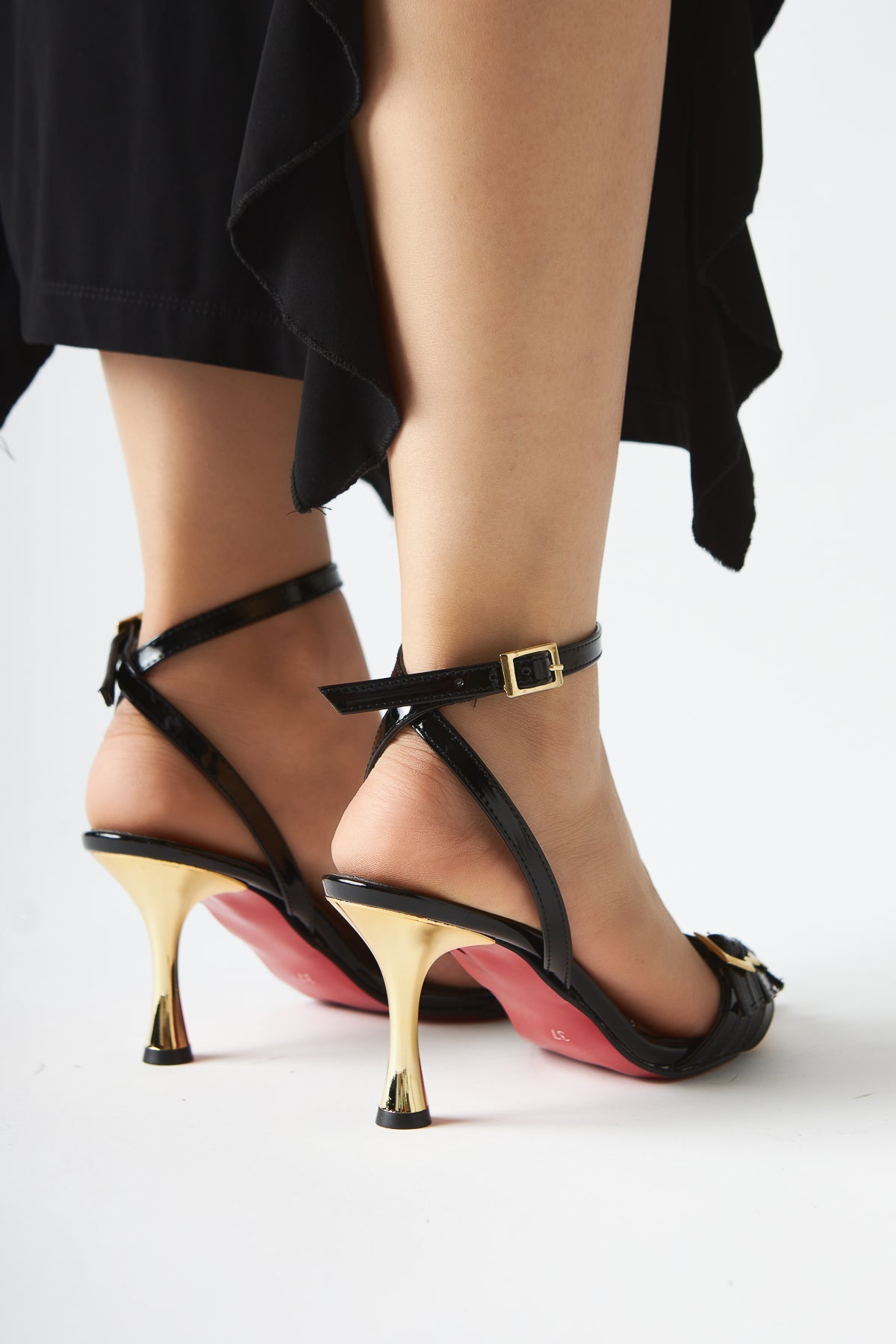 Helna Schwarze Stiletto-Sandalen für Frauen mit Goldschnalle und Knöchelriemen